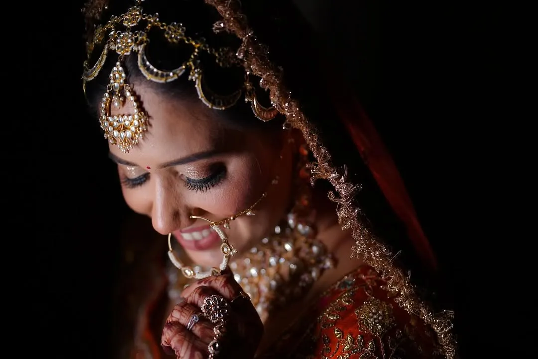 That "Aaye Haye" moment. This dramatic close-up is all about capturing the quiet elegance and emotion of a bride, focusing on her expression and the intricate details of her jewelry.