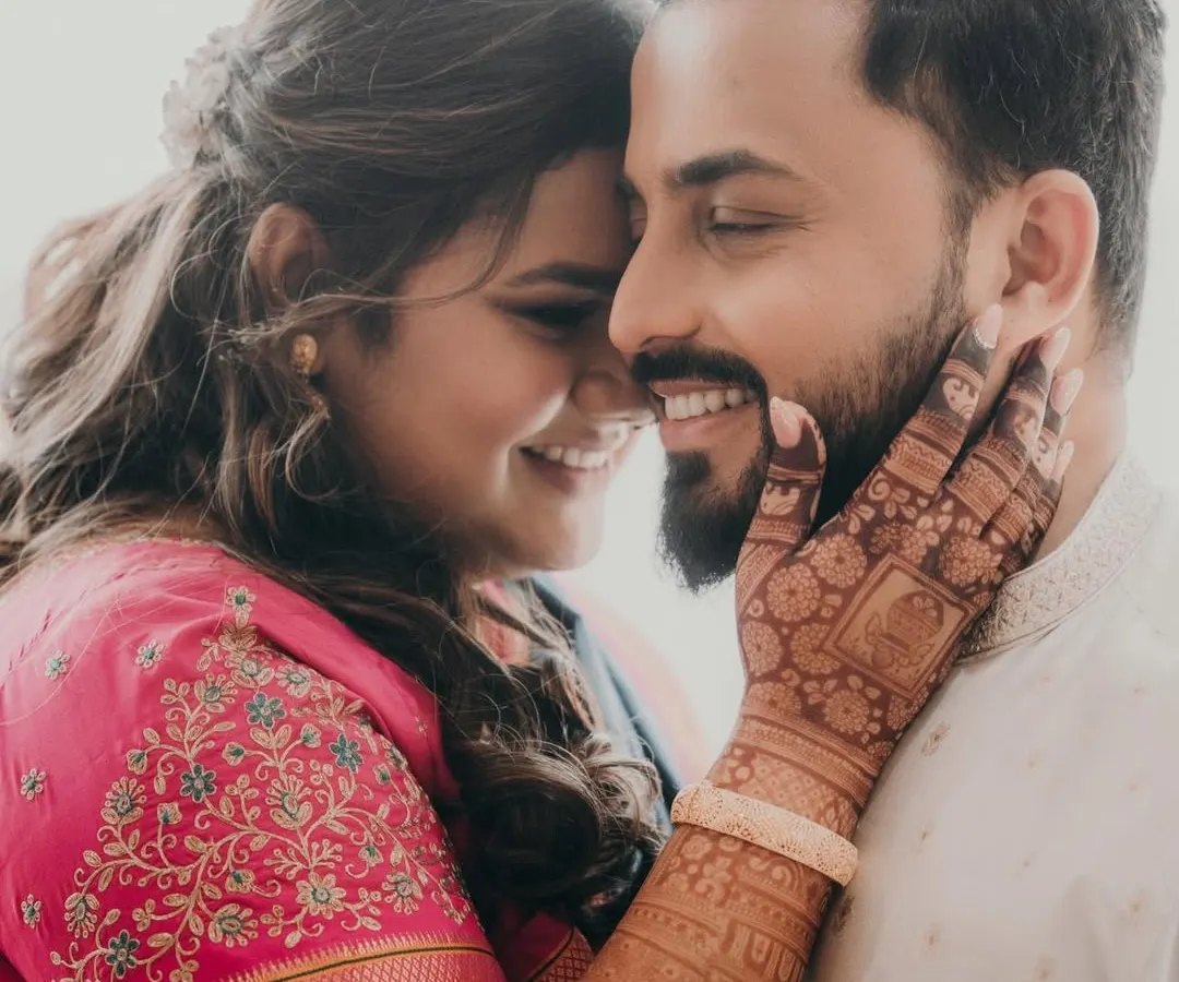 It's all about that rich, dark henna stain that looks absolutely stunning in photos. This beautiful moment between the couple shows how my organic henna paste develops into a deep, long-lasting color, perfect for your wedding album.