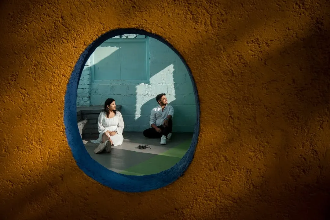 You can get creative with framing and light at my Santorini inspired set. The contrast between the textured yellow wall and the cool blue tones inside provides a unique, artistic backdrop for modern couple portraits.
