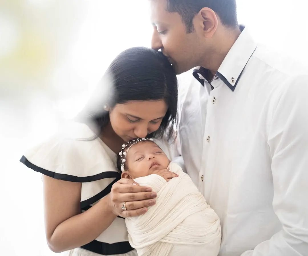 There is nothing more beautiful than the love that blossoms with a new baby. In my family lifestyle sessions, I capture these gentle kisses and quiet cuddles that tell the story of your new beginning.