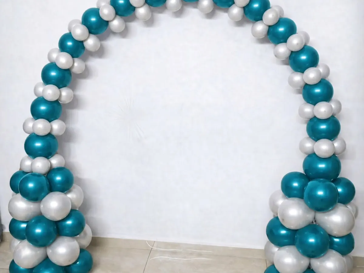 A balloon arch is a simple yet powerful way to make a statement. I designed this elegant arch using a two-color scheme of metallic teal and white, creating a strong visual impact that can be used to frame an entrance or highlight a key area within your retail space.