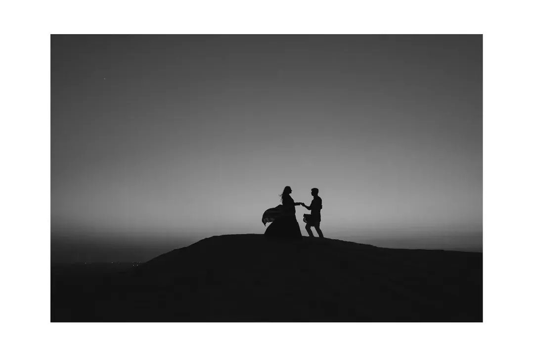 A silhouette against the vast Dubai desert. This black and white shot is all about drama and emotion, proving that some moments speak louder than words. It’s a testament to how love can feel both powerful and timeless.