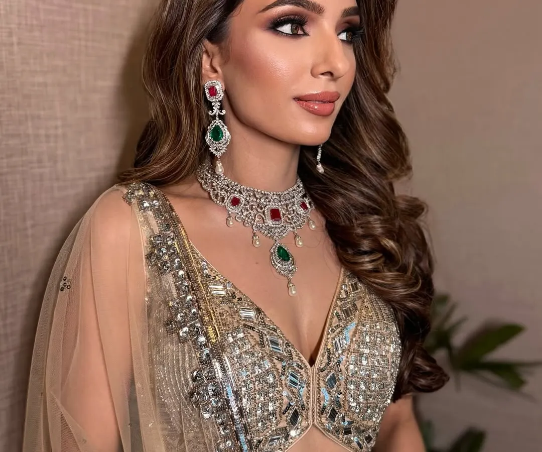 A smokey eye, but make it ethereal. This is for my clients who love a statement look that is still beautifully sculpted and blended. We created a natural brown smokey eye with a sharp cat-eye liner for that effortlessly bold vibe.