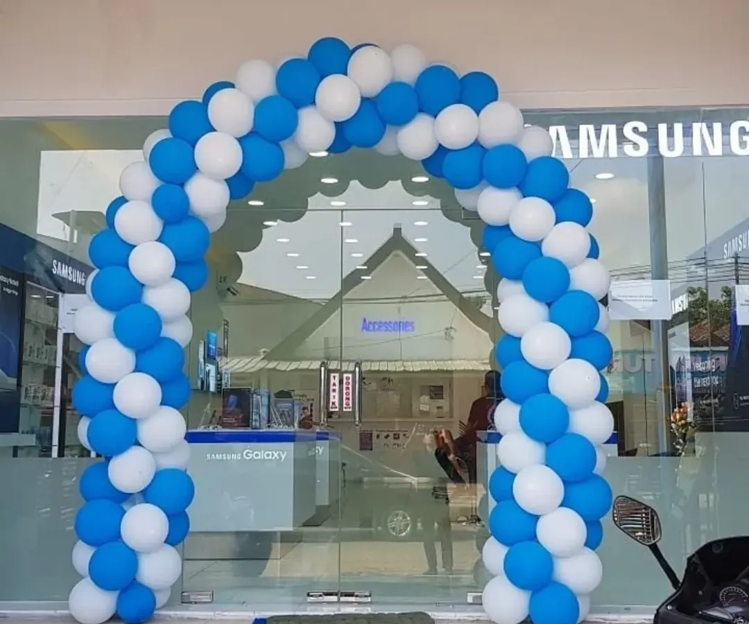 For new store openings, a clean and professional balloon arch is essential to attract customers. Here, I used a blue and white color scheme to match the Samsung brand identity, creating a welcoming entrance for their new showroom.