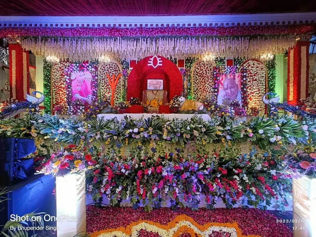 This was a grand Mahashivratri event decoration. The entire stage is a sea of fresh, colorful flowers, with a central gaddi for prabhu, framed by portraits of Guru Ji. I used a mix of roses, marigolds, and carnations to create this vibrant and devotional space.