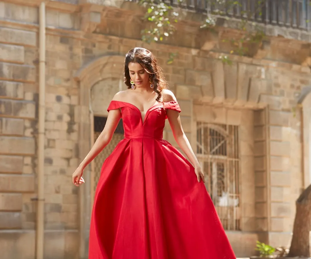 Feel like you're in a fairytale with this show-stopping red off-the-shoulder ball gown. It's the perfect rental for a grand reception, a black-tie event, or any night you want all eyes on you.