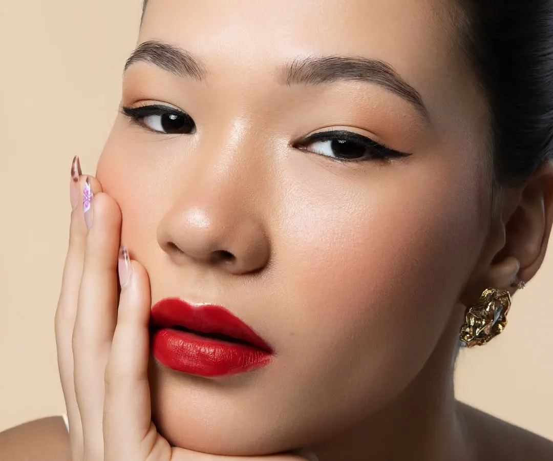 The power of a classic look is undeniable. Here, I focused on creating a flawless, glowing complexion, a razor-sharp winged liner, and a perfectly defined red lip for a timeless and confident statement.