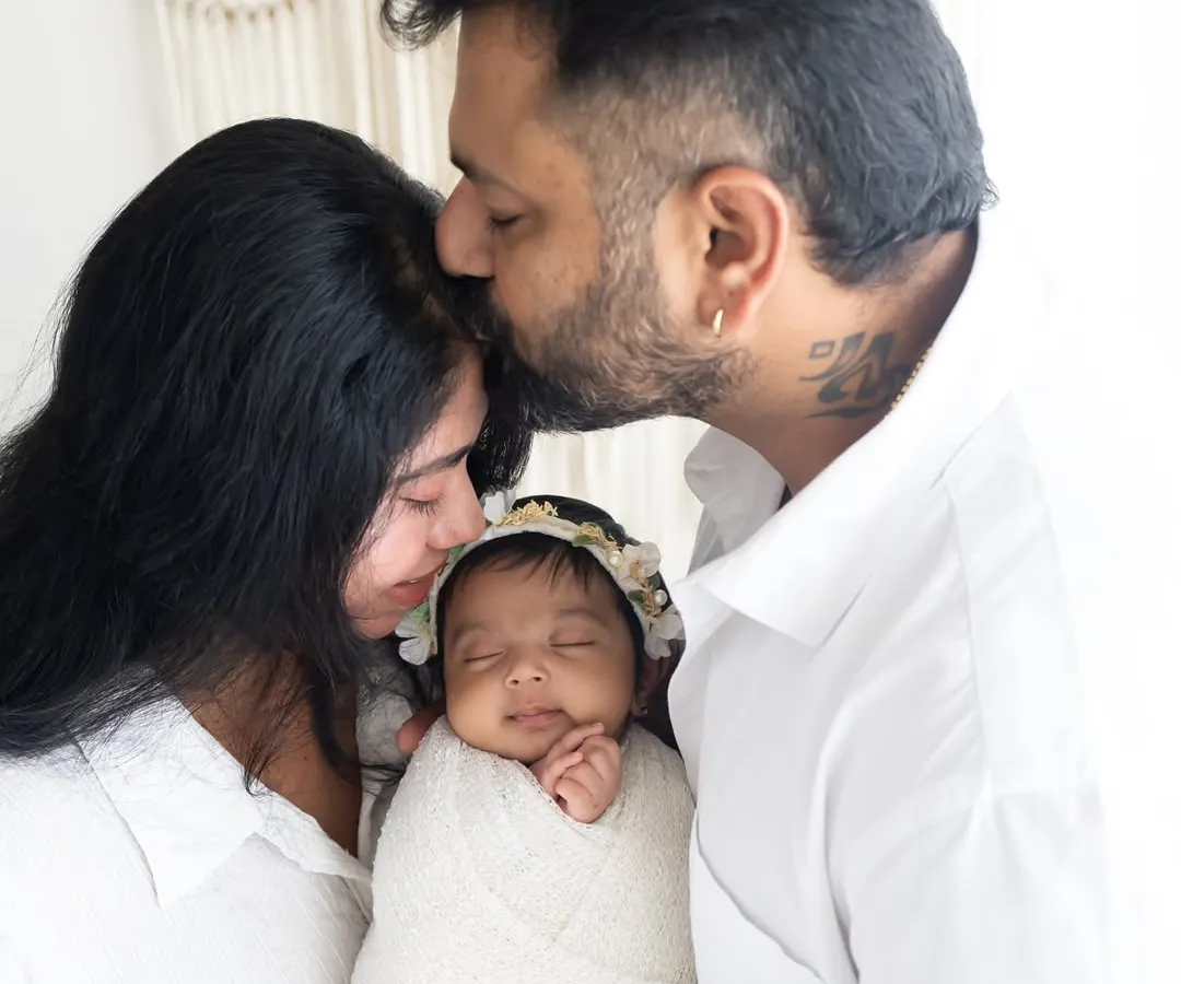 A truly special moment from a newborn family session. I captured both parents giving their baby a gentle kiss, creating a beautiful, symmetrical composition that speaks of love and protection.
