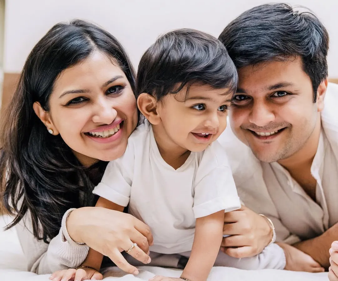 The best moments happen when you're simply being yourselves. For this at-home lifestyle session, we just let the morning unfold on the bed, capturing the real smiles and cuddles that make a house a home.