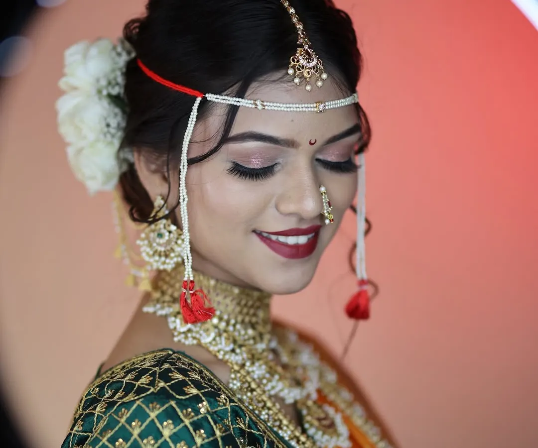 This is the classic Maharashtrian bridal look we teach you to perfect. In my class, you will learn to create this entire look, from the soft, blended eyeshadow and radiant skin to the perfectly placed traditional jewellery.