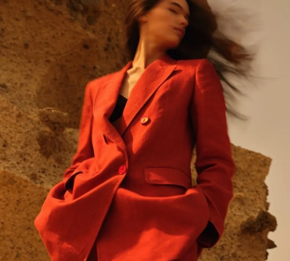 I believe in power dressing that feels both fluid and commanding. This crimson red linen suit, styled for an editorial, makes a statement of strength and sensuality, proving that confidence is the ultimate accessory.
