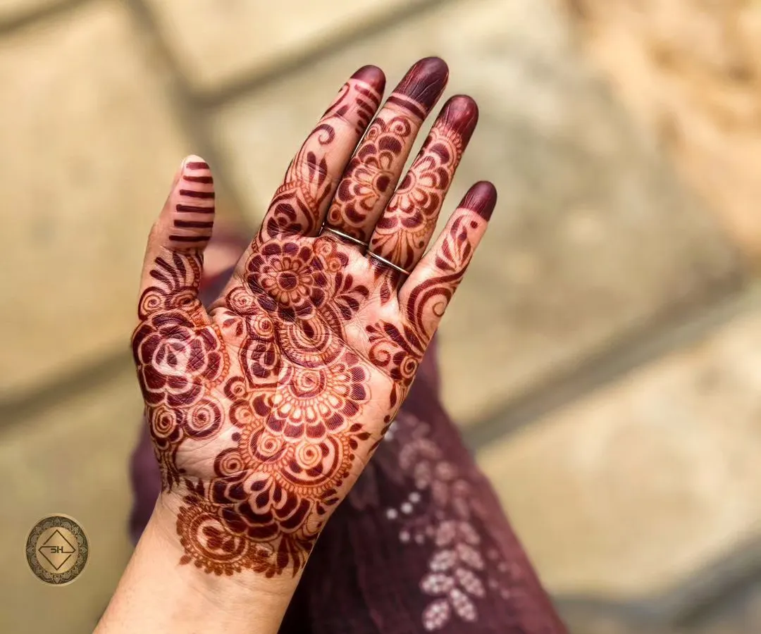 Here you can see the beautiful, rich maroon stain that develops from my homemade, 100% organic henna paste. With the right aftercare, you get this deep, long-lasting color that is completely safe for your skin.