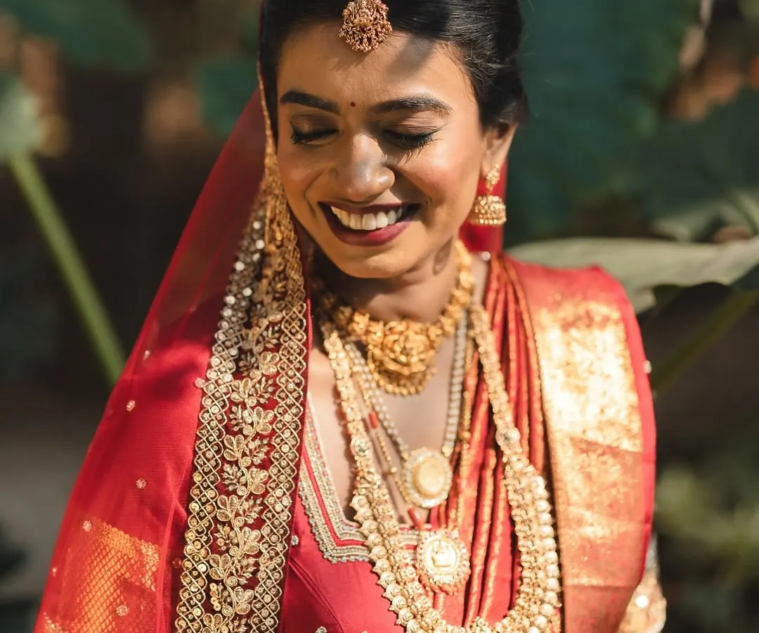 The pure joy of a bride on her wedding day. For this classic South Indian look, I focused on creating a radiant, long-lasting base that glowed in the natural light, paired with a bold lip that perfectly complemented her beautiful red saree.