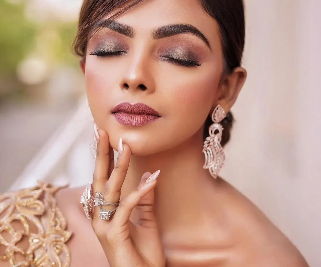 For a glamorous evening event, a bold smokey eye and a perfectly defined nude lip create an unforgettable look. This is an example of the high-fashion, photoshoot-ready makeup I provide for receptions, cocktail parties, or any special occasion where you want to make a statement.