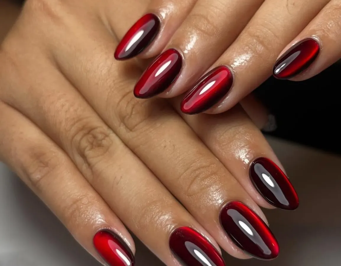 You can never go wrong with a classic red, but our cat-eye finish takes it to the next level. This deep red magnetic polish gives a rich, velvety dimension that shifts in the light.