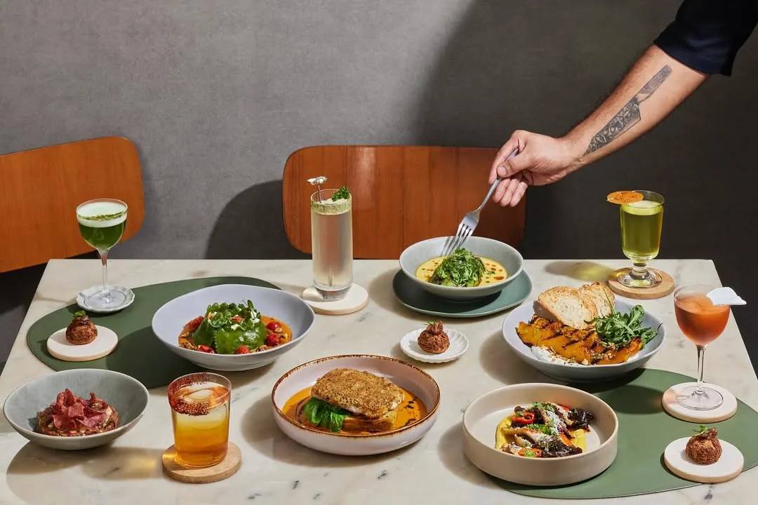 This is what an unhurried Sunday looks like at Plats. A table full of thoughtful plates, fresh cocktails, and good company. There is always something new to discover on our à la carte brunch menu.