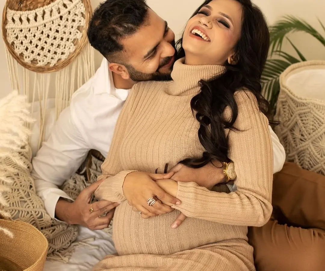There is nothing more beautiful than capturing pure, unscripted laughter. These cozy, in-home lifestyle sessions are perfect for capturing the authentic connection and joy as you wait for your little one.