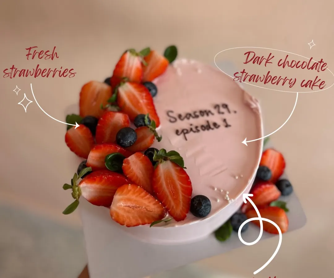 I believe taste is everything, and this cake is proof. It's a dark chocolate and strawberry cake, made with a soft chocolate sponge, vanilla buttercream, and topped with a generous amount of fresh, juicy strawberries and blueberries.
