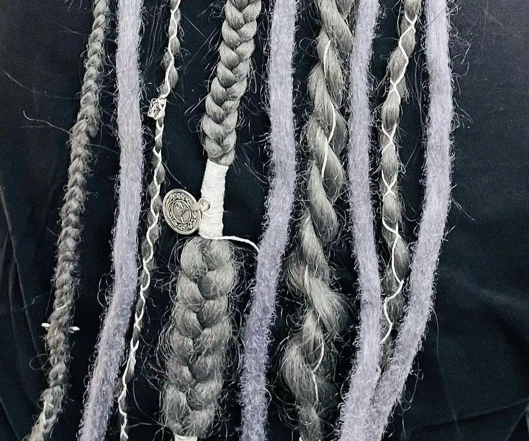 A closer look at the craftsmanship. I mix different textures, including soft wrapped locs and tight braids, and finish the look with custom thread wraps and a small metal charm. Every detail is tailored to create a unique and personal style.