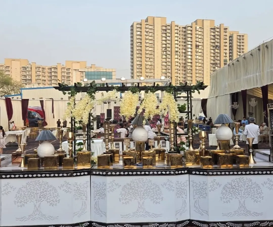 We create spectacular settings for large-scale weddings and events. This outdoor buffet setup against the city skyline shows our capability to handle grand celebrations with elegance and style, ensuring a memorable experience for all your guests.