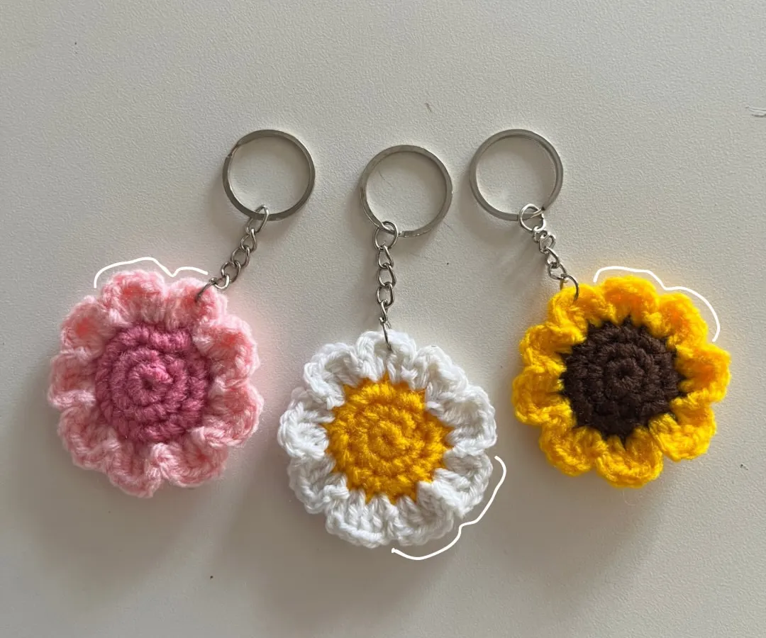 Here’s a set of my most popular flower keychains: a pink sakura, a classic white and yellow daisy, and a bright sunflower. These handmade charms are perfect for adding a pop of color to your keys or bag and are inspired by Pinterest aesthetics.