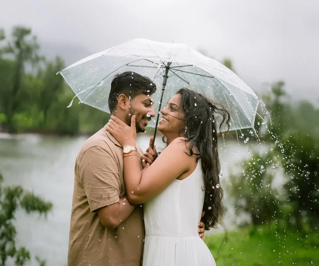 Some love stories feel like a movie. Sheltered from the monsoon rain, this quiet moment between a couple becomes a timeless portrait of their connection, proving that even a simple umbrella can frame a world of romance.