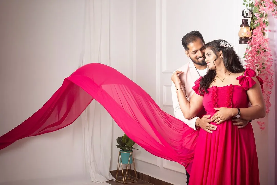 This is a perfect example of a dynamic pre-wedding shot. I help couples feel natural and comfortable, using elements like a flowing dress to create romantic and memorable images.