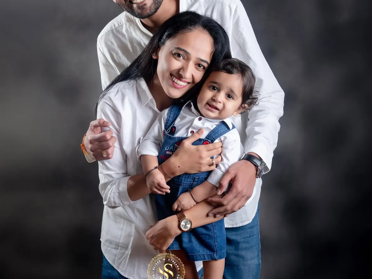 A classic family portrait that freezes a moment of pure joy. We focus on creating a comfortable atmosphere so that the connection between you and your little ones shines through in a timeless studio setting.