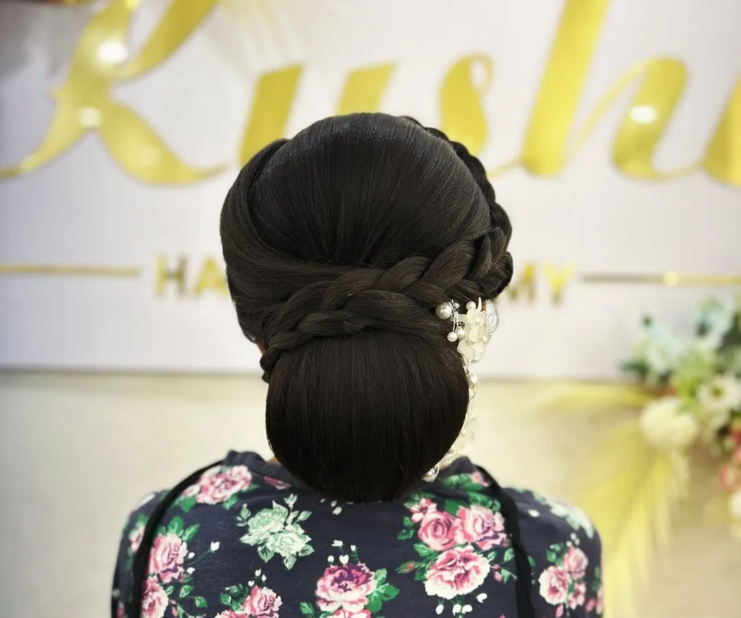 A perfect example of the Advance U Bun, a popular and elegant updo for formal events. In my classes, I break down the technique step by step so you can master this classic bridal hairstyle.