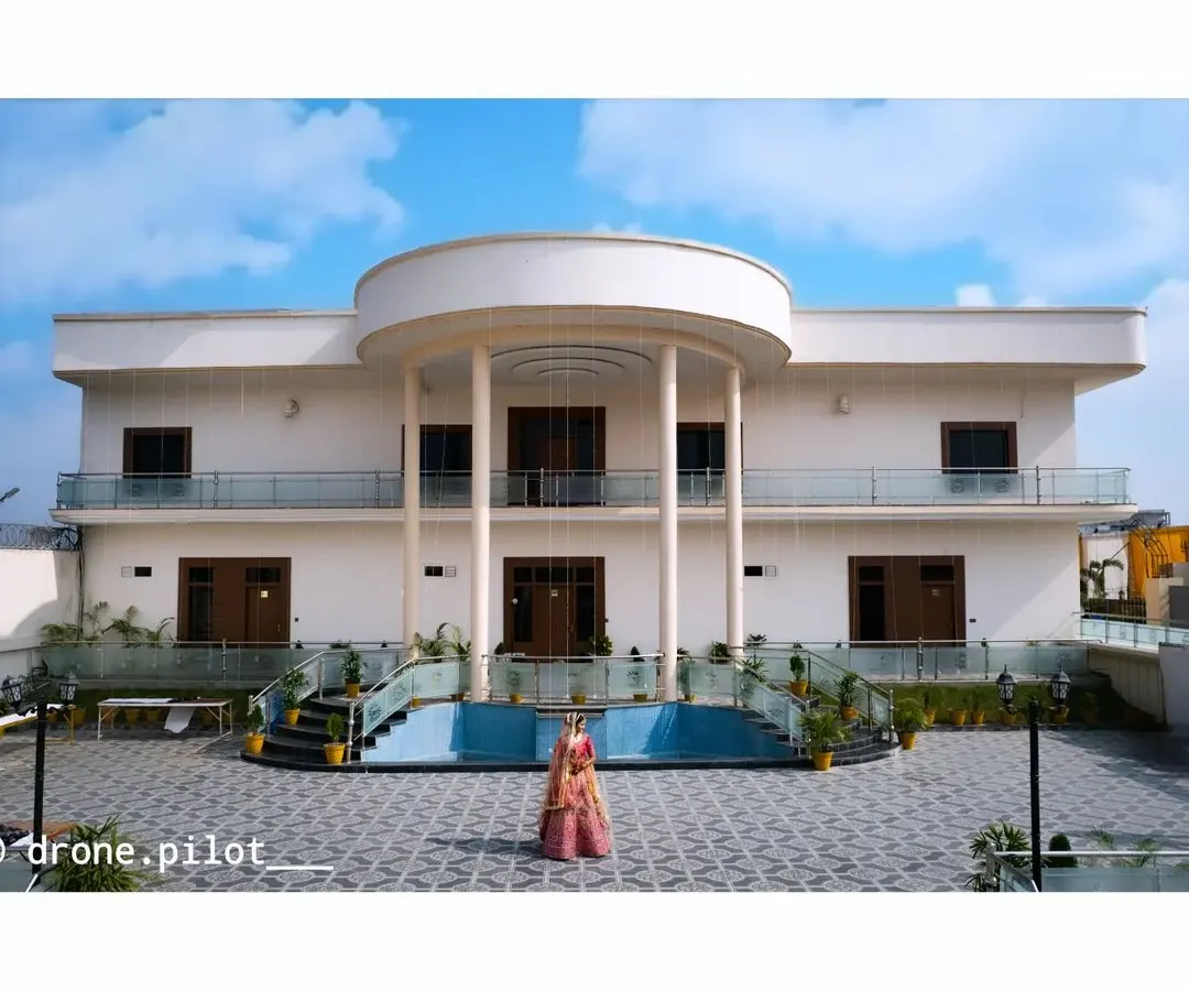 A beautiful daytime shot for a pre-wedding session, making the bride the absolute focus against the grand backdrop of this magnificent house. I use my DJI Air 2s to find that perfect angle that tells a story, in this case, a princess in her palace.