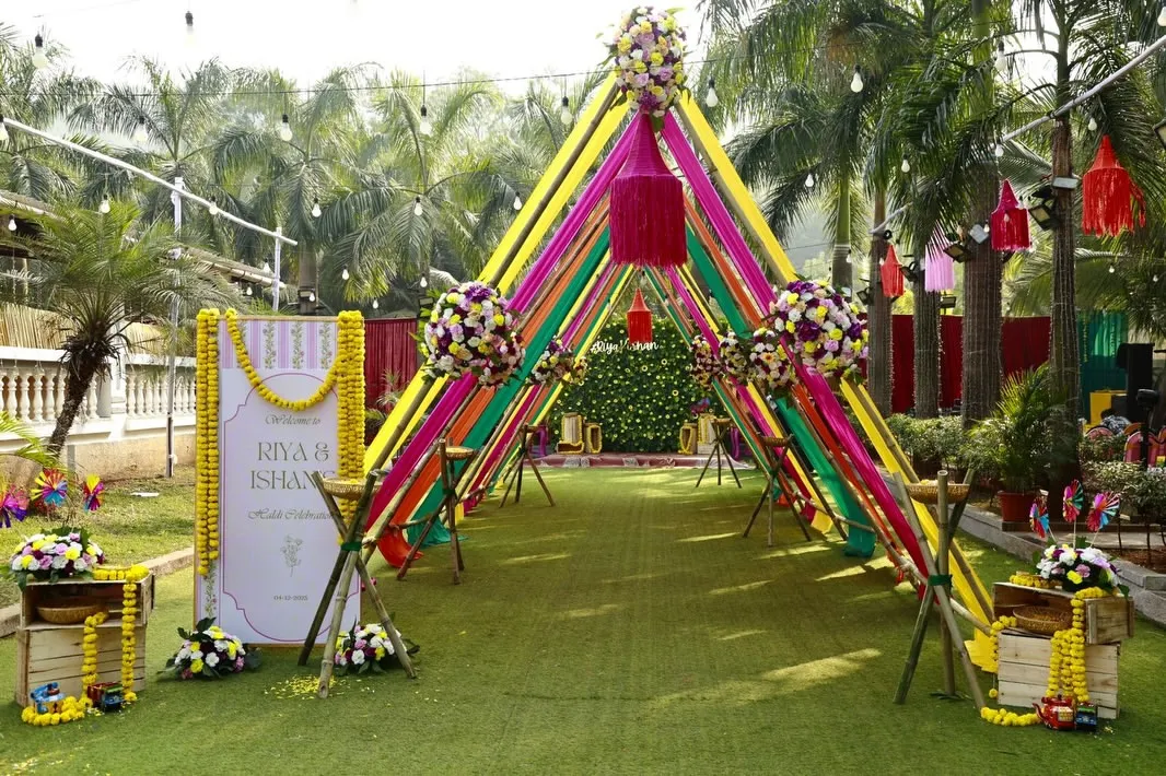 Welcome to a Haldi that’s bursting with color and energy. We used vibrant drapes and floral arrangements to create a joyful, tented entrance, setting the perfect mood for a day of fun, laughter, and traditional celebrations.