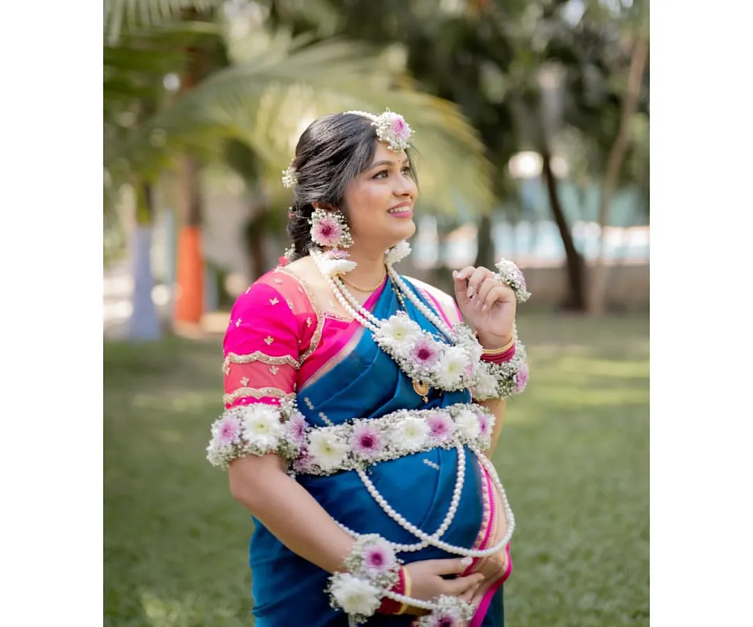I capture the beauty of tradition, like in this portrait from Sneha's Dohale Jevan. The mother-to-be is glowing, adorned in a beautiful saree and traditional phoolancha dagina (floral jewelry) for her baby shower celebration.