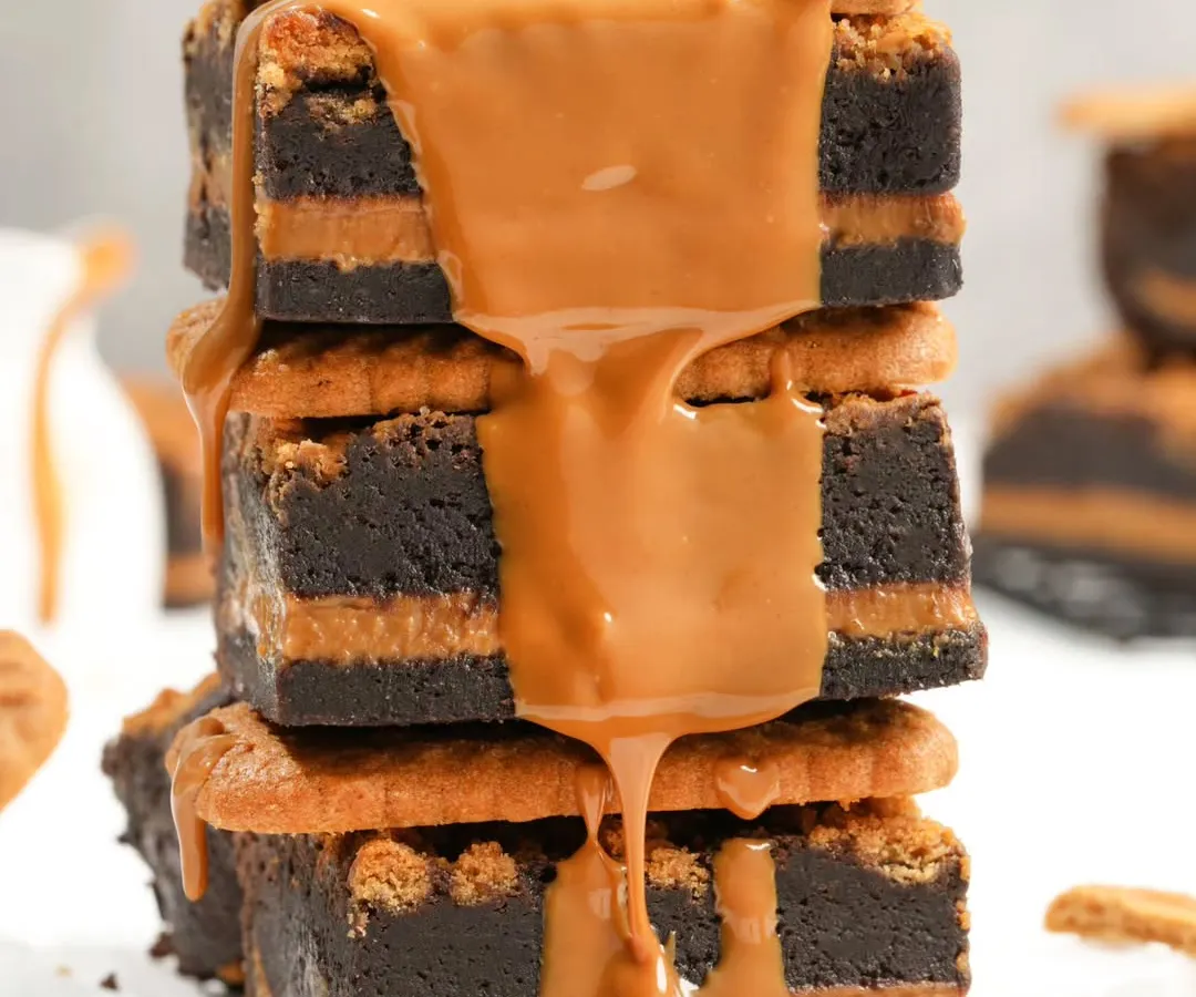 We captured this irresistible caramel drip over a stack of Biscoff brownies to create a sense of indulgence. This kind of food videography and photography makes bakery products look delicious and drives immediate cravings.