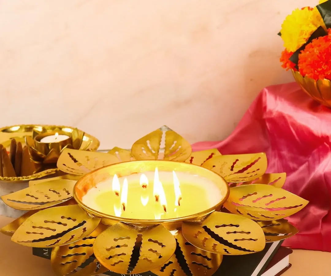 This stunning multi-wick urli is a true centerpiece. It offers over 30 hours of burn time, filling your home with beautiful fragrance and light, perfect for the festive season.
