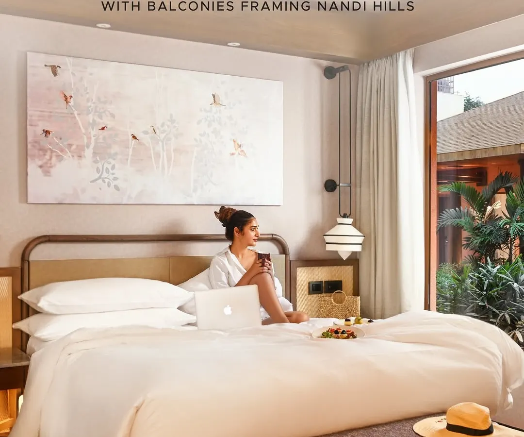 Wake up to hilltop horizons. Our suites are designed for serene mornings, where you can enjoy a private breakfast in bed while gazing out at the natural beauty from your balcony.