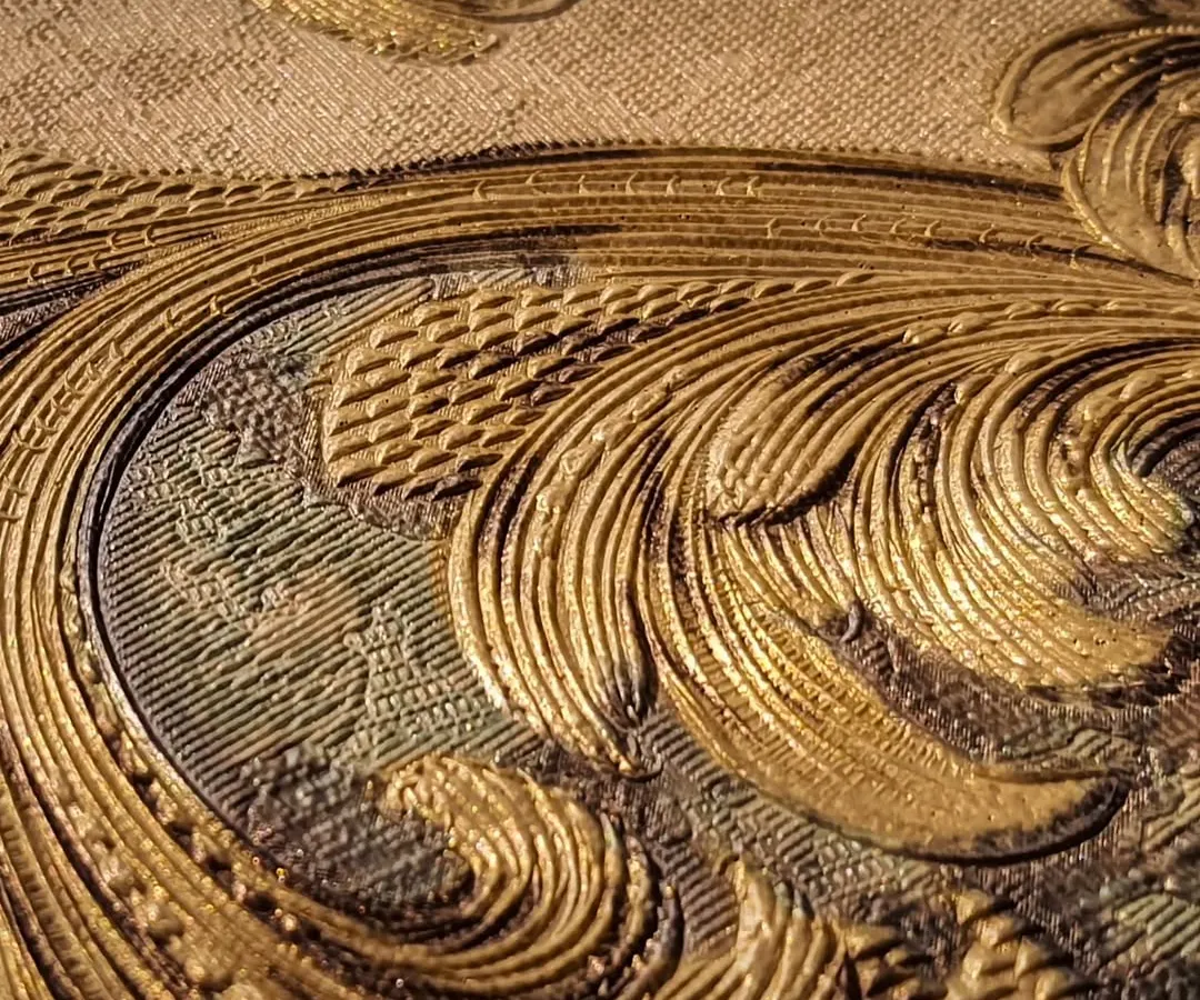 A close-up of one of my most luxurious wallpapers, featuring a rich, gold damask pattern with deep, intricate embossing. This design is perfect for creating a statement of opulence and timeless artistry in any room.