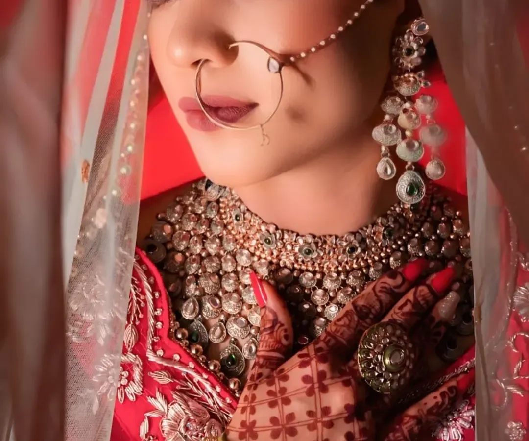 This is the 'Qaatil Look' my brides love. It’s a professional shot that captures the sharp, defined eyes, flawless skin, and the overall royal vibe we create for your big day.