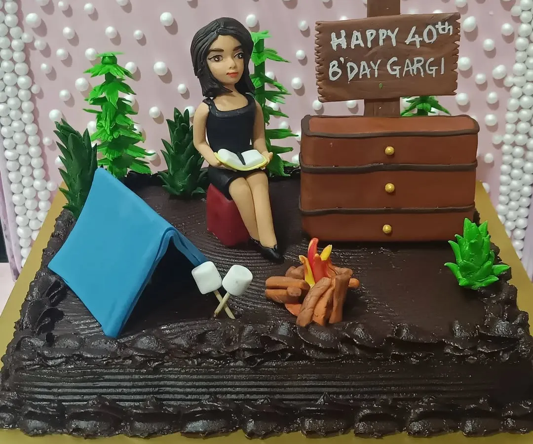 This custom 40th birthday cake was a special challenge I loved. It’s a completely vegan and gluten free chocolate cake, sweetened with jaggery and frosted with a rich, in-house jaggery truffle. Every element, from the tent to the campfire, is handcrafted to bring a personal story to life.