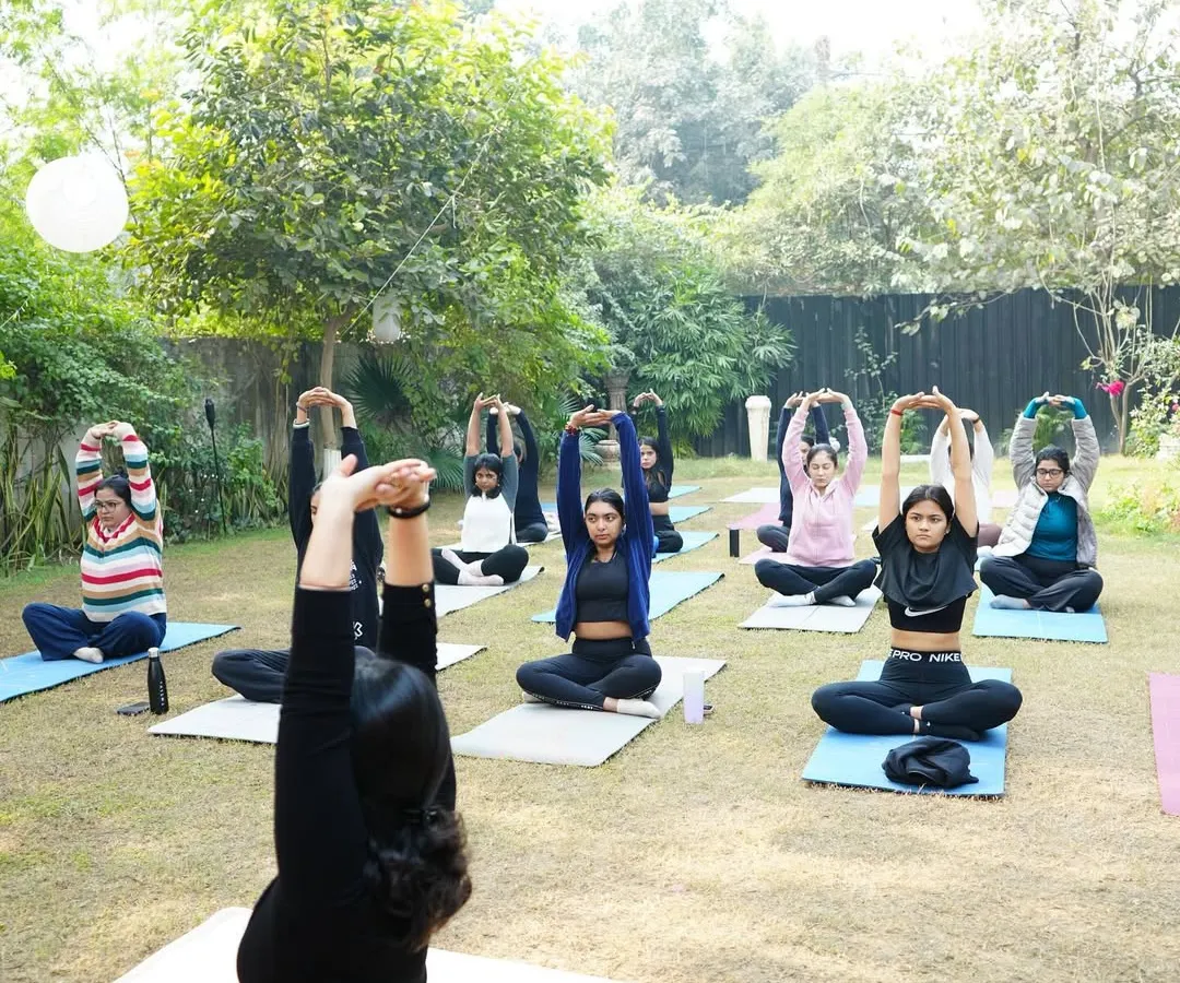 There's a special energy when we practice together outdoors. This was a beautiful year-end session with my community, soaking up the sun and sharing our collective energy. Group classes are a great way to stay motivated.