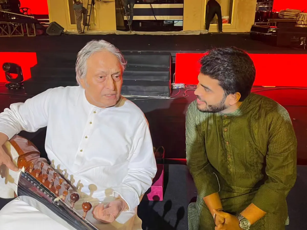 A dream come true moment, receiving wisdom from the legendary Padmavibhushan Ustad Amjad Ali Khan sahab backstage. Being in the presence of such masters is a blessing and deeply influences the musicality I bring to my own sessions.