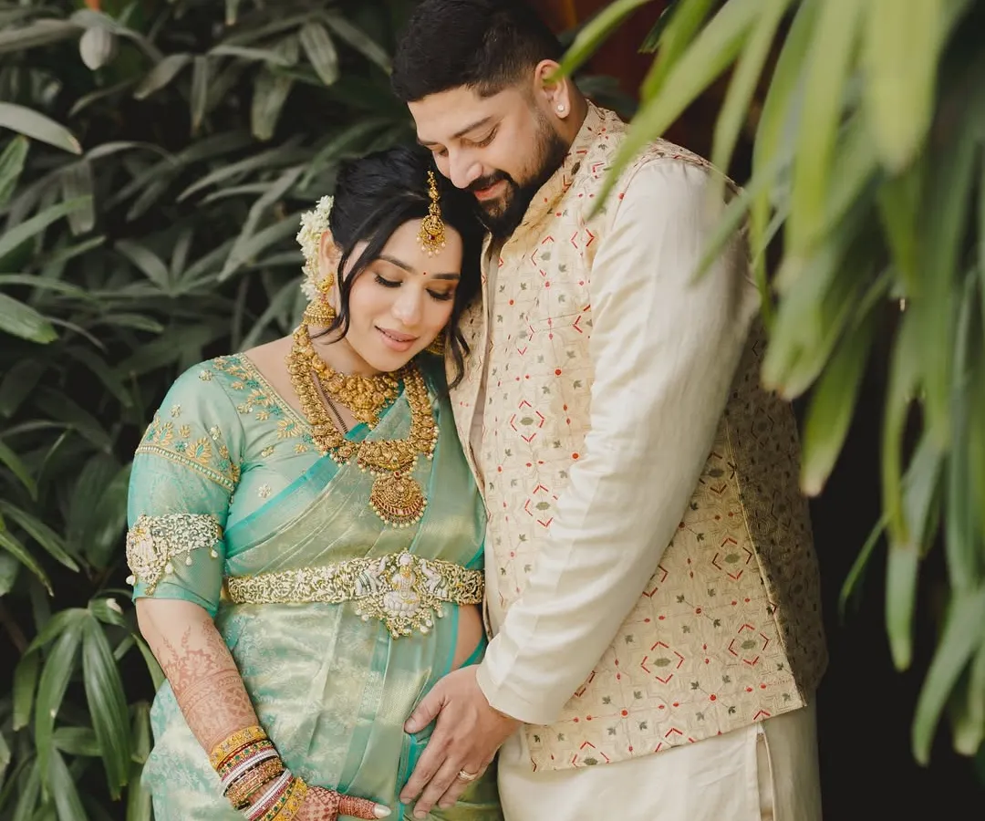 Celebrating the beautiful journey to motherhood. For this maternity shoot, I focused on creating a soft, dewy makeup look that enhances her natural pregnancy glow. The look feels light and comfortable, perfect for capturing these precious, serene moments.