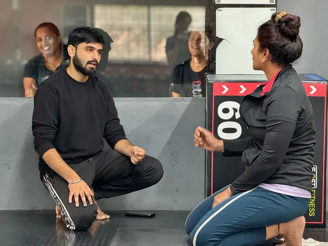 A successful fitness journey starts with a conversation. Here, one of our trainers discusses goals and progress with a client, ensuring the plan is always aligned with her needs. This is the foundation of our one on one training.