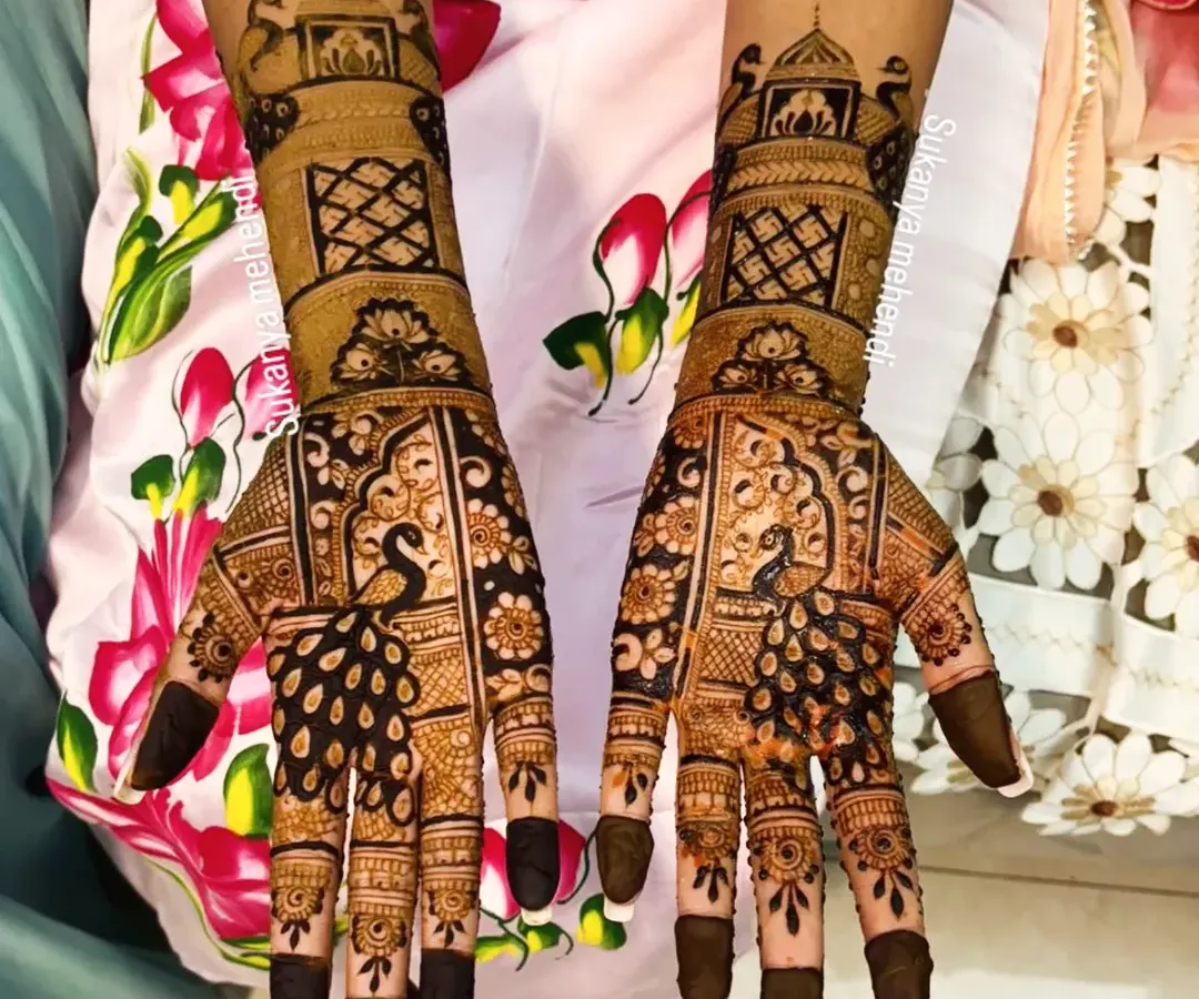 A classic for a reason. This full bridal mehendi features majestic peacocks and intricate patterns, covering both hands symmetrically for a truly royal look on your wedding day.