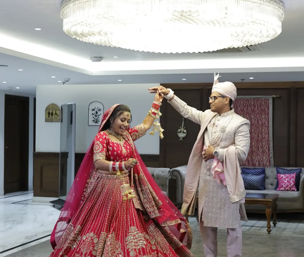That magical twirl during the first dance is a moment you will never forget. As a recently married bride myself, I know how to create simple, romantic couple choreography that feels natural and looks beautiful in photos.