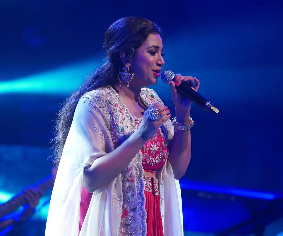 The legendary Shreya Ghoshal captivating the audience at NIT Calicut. We specialize in booking A-list artists to make your fest's pro-nite a truly memorable event.