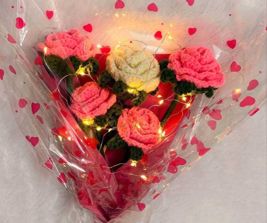 I love adding a little sparkle to my work. This handmade crochet rose bouquet features delicate LED lights woven through the flowers, creating a warm, enchanting glow that makes it a stunning gift or centerpiece for any occasion.