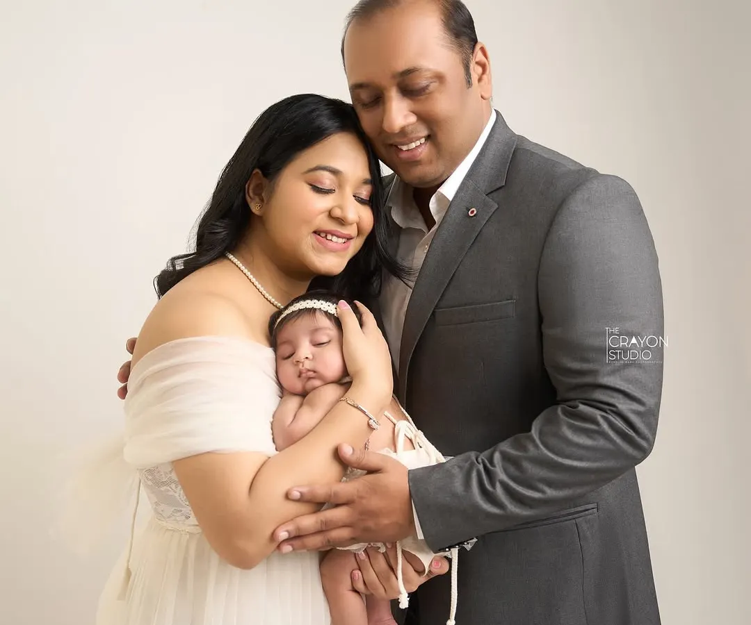 This is the beginning of everything. In the calm of my studio, I focus on the tender connections of a new family, capturing the protective embrace of parents welcoming their newborn baby into the world.