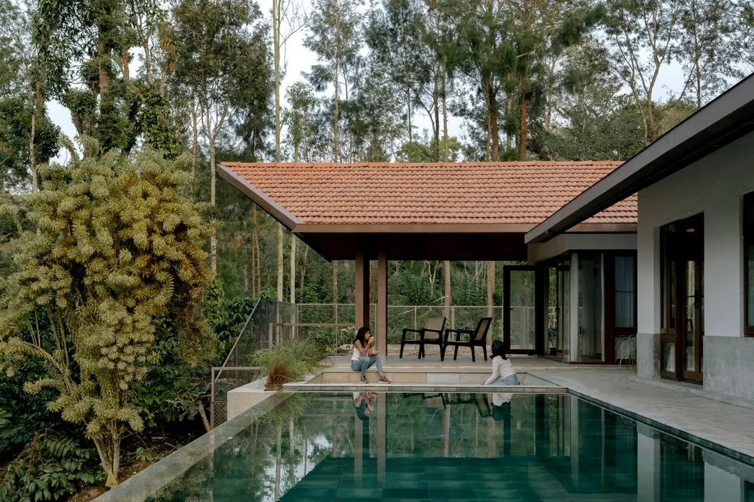 For the Polibetta Farmhouse, we designed an infinity pool that overlooks the coffee estate. This space is designed for relaxation and connection with nature, featuring a stepped sunken seating area and a deck that extends from the main living space.