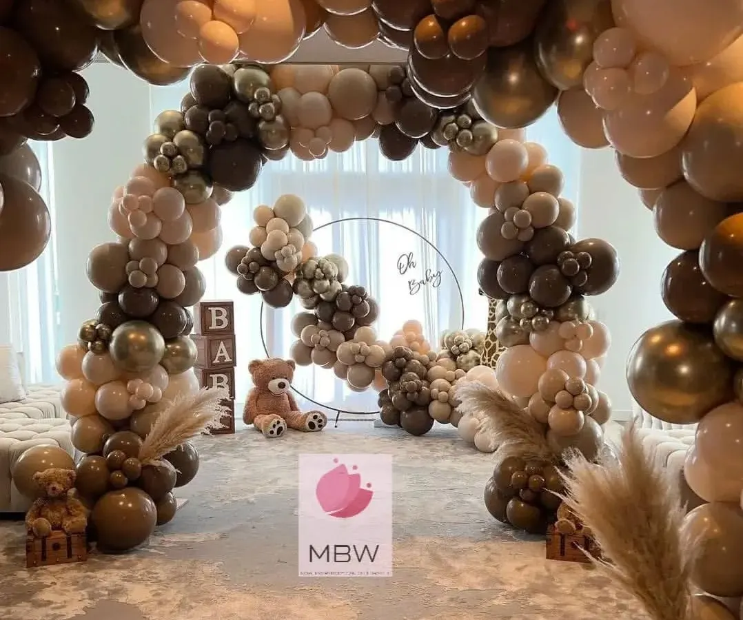 For this baby shower, I used a sophisticated palette of brown, beige, and metallic gold balloons to create a trendy and warm "We Can Bearly Wait" theme. The layered balloon arch creates a stunning photo backdrop, perfect for celebrating the parents-to-be.