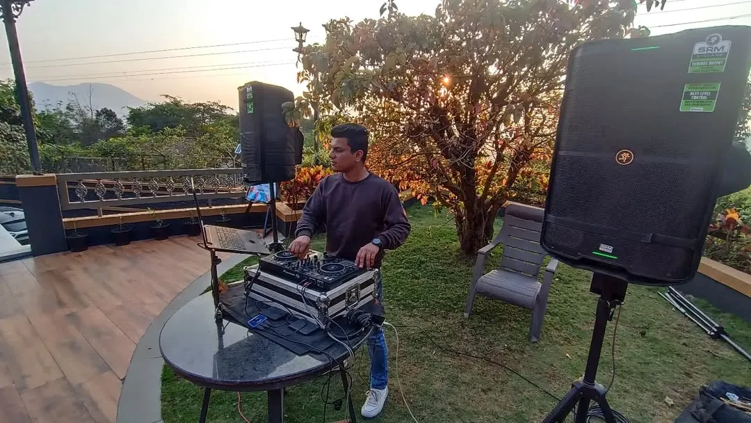 Taking the party outdoors for a sundowner pool party in Lonavla. I can set up my professional sound system anywhere to bring the right vibes, day or night.